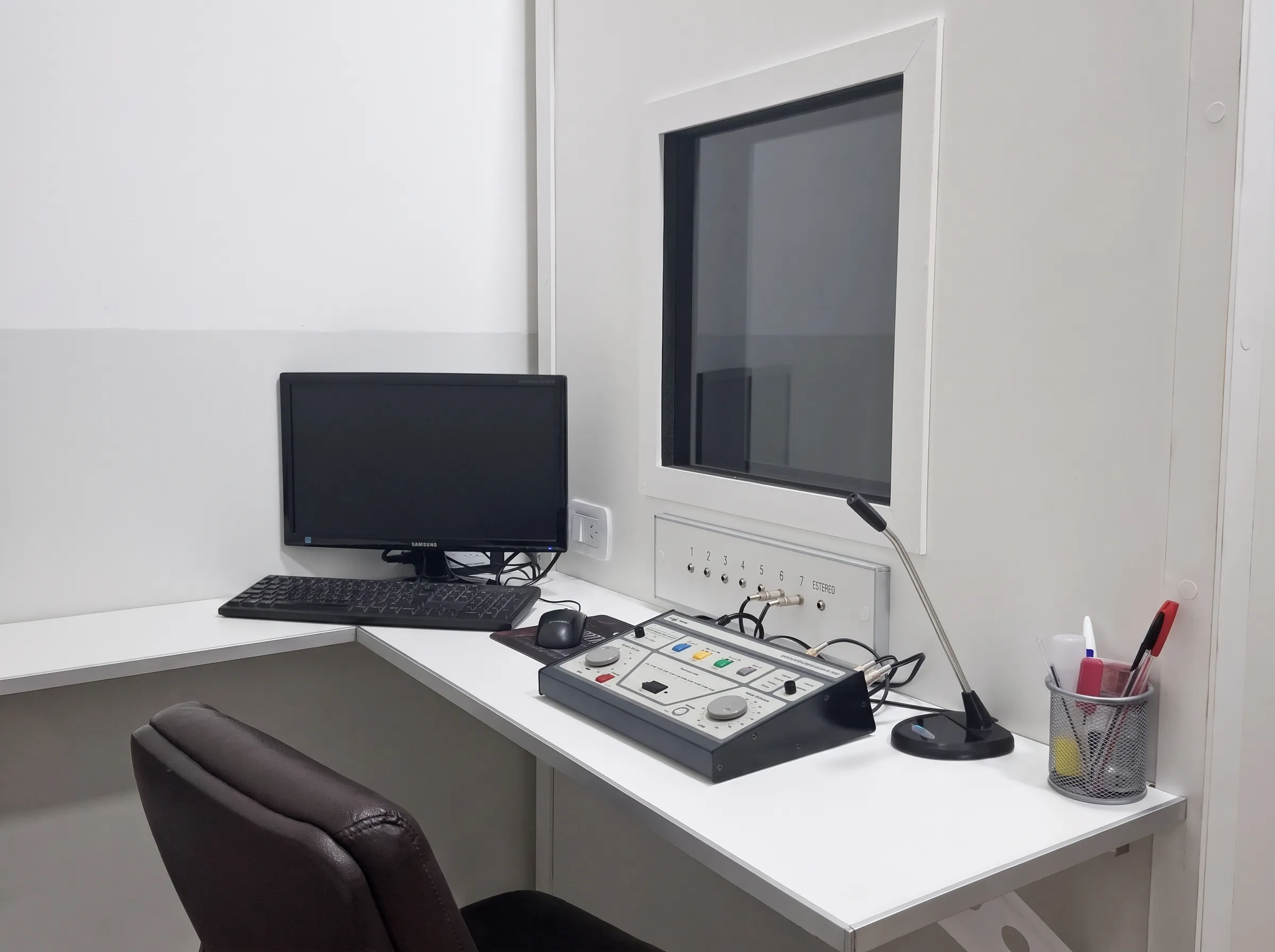 Puesto del audiometrista, con el audiómetro y la cabina